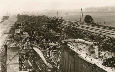 <p>Op 22 september 1944 werd een op het goederenstation stilstaande munitietrein door geallieerde vliegtuigen beschoten. Er volgde een reeks ontploffingen, waarbij urenlang granaten door de lucht vlogen en grote schade toebrachten aan de omgeving van de Buitensociëteit. Foto van de restanten van de munitietrein (Zeylemaker Zutphen). </p>

